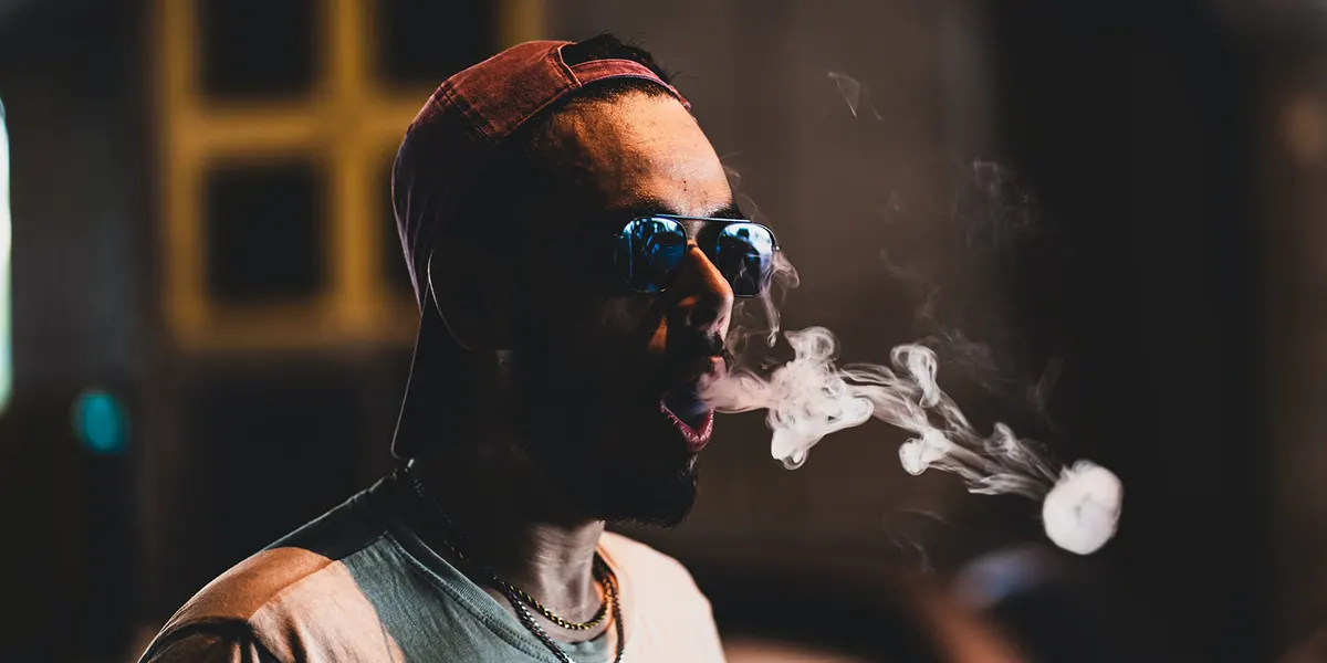 man show his vaping technique