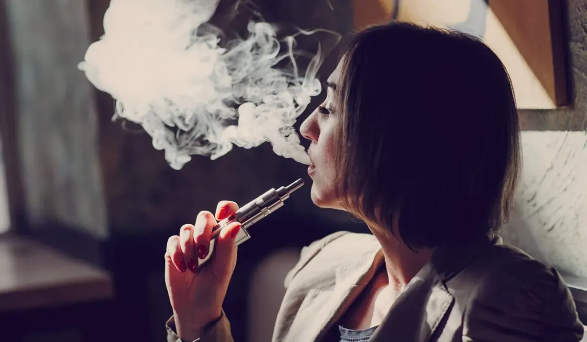 Why is My Disposable Vape Auto-Firing? woman smoking vapor from disposable vapes