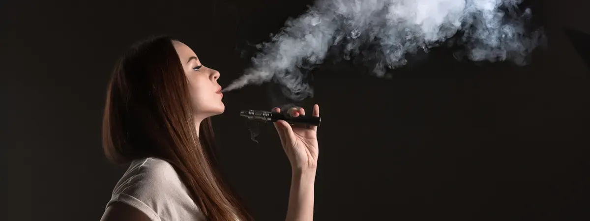 How to Use a Disposable Vape Pen cool vaping woman in black studio